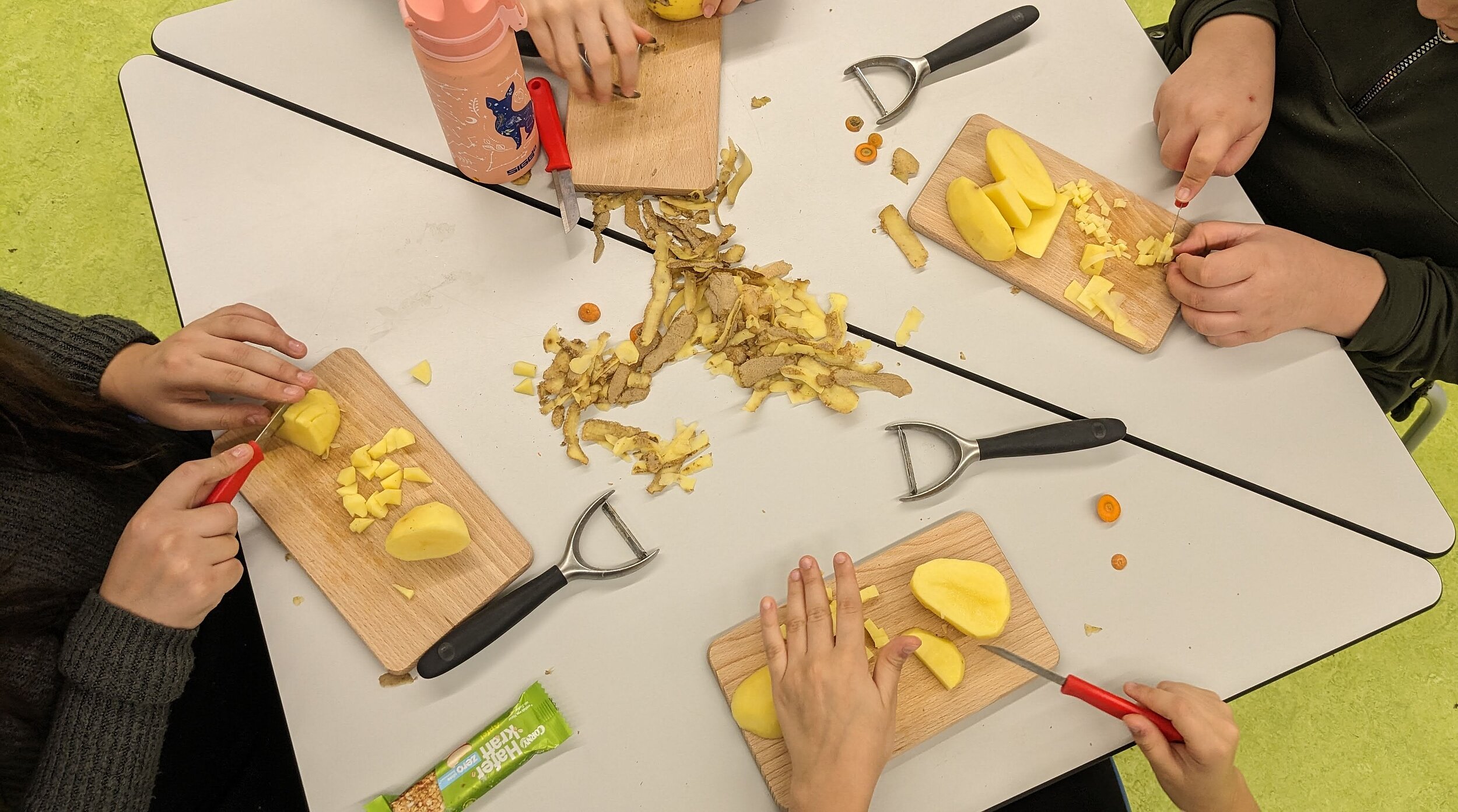 Projekttag in der Tierparkschule Hellabrunn - Kinder bereiten Obst vor