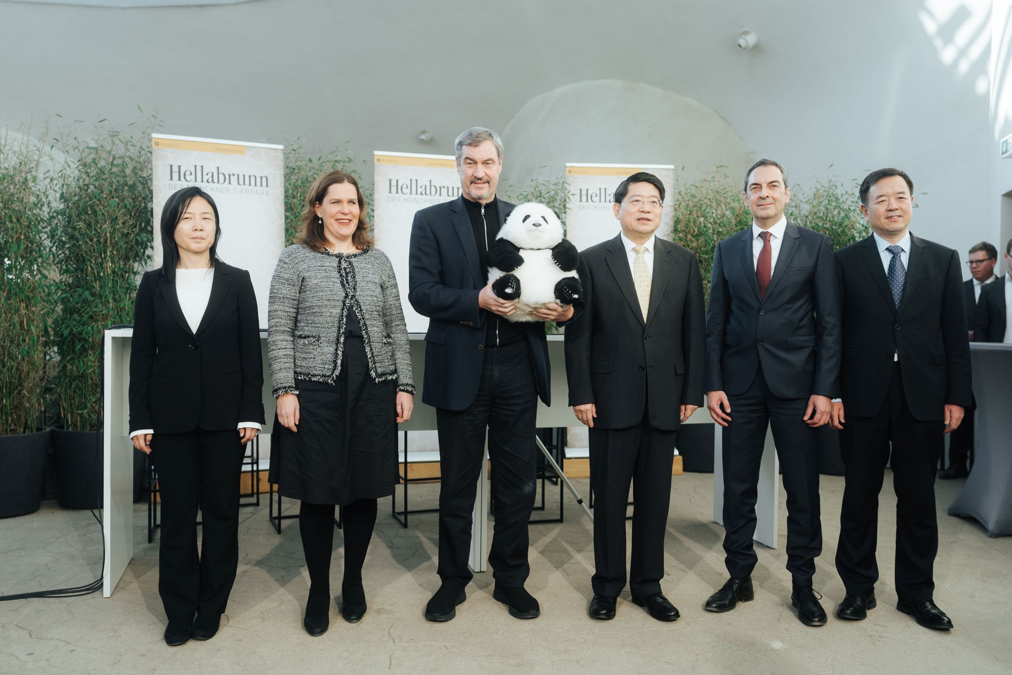 Verkündung des Projektstarts (v.l. Generalsekretärin der China Wildlife Conservation Association An Lidan, Münchens Bürgermeisterin und Hellabrunns Aufsichtsratsvorsitzende Verena Dietl, der Bayerische Ministerpräsident Dr. Markus Söder, der außerordentliche und bevollmächtigte chinesische Botschafter in Deutschland, S.E. Deng Hongbo, Hellabrunns Tierparkdirektor Dr. h.c. Rasem Baban und der chinesische Generalkonsul)