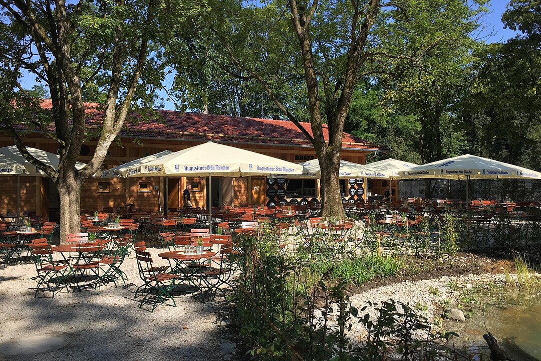 Man betrachtet den Biergarten im Mühlendorf aus Richtung Gänseanger
