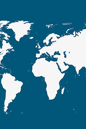 Die Weltkarte in weiß auf blauem Hintergrund.