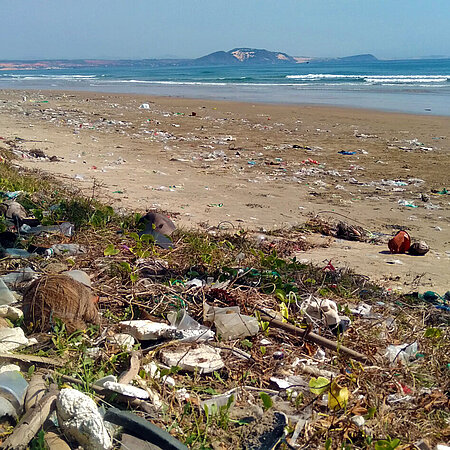 Ein verschmutzter Strandabschnitt.