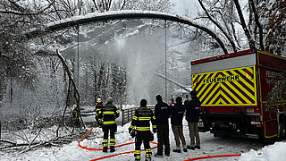 Feuerwehr an der Flamingoanlage in Hellabrunn