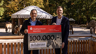 Dr. h.c. Rasem Baban (Hellabrunn) und Jan Mersmann (Stadtsparkasse München) bei der Scheckübergabe vor der neuen Anlage der Przewalski-Urwildpferde im Münchner Tierpark Hellabrunn