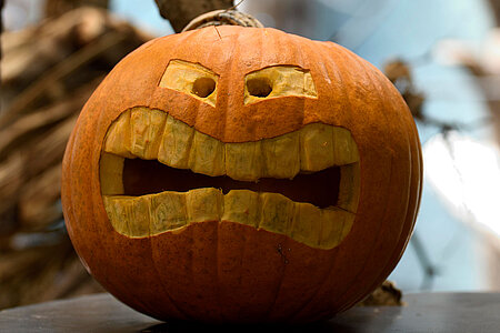 Ein geschnitzter Halloween-Kürbis