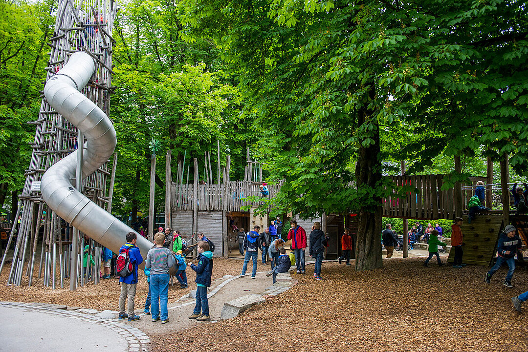 Auf dem Spielplatz gibt es verschiedene Spielmöglichkeiten für die Kinder.