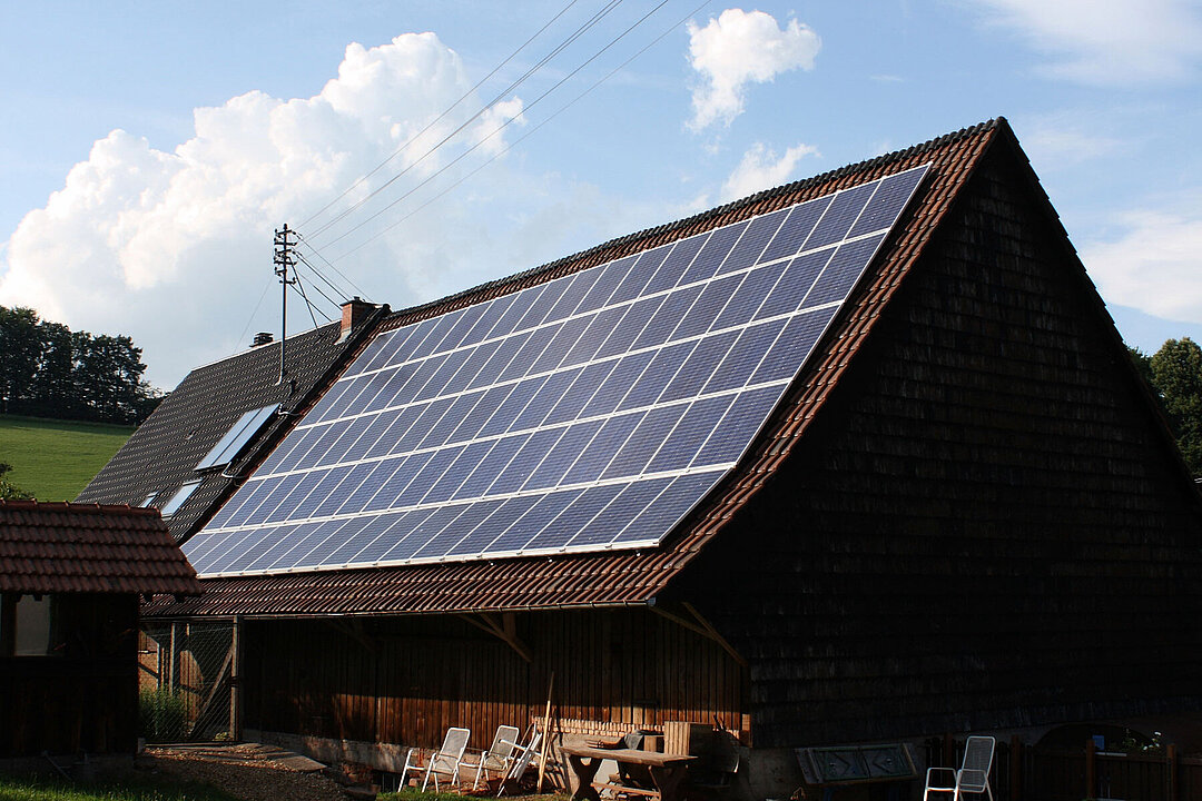 Eine Hütte mit Solarplatten.