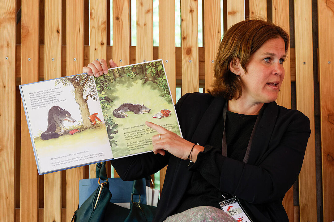 Verena Dietl, 3. Bürgermeisterin und Aufsichtsratsvorsitzende, beim Vorlesen eines Kinderbuches