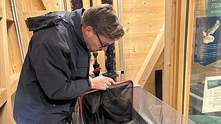 Keschern der Fische aus dem Fischbruthaus