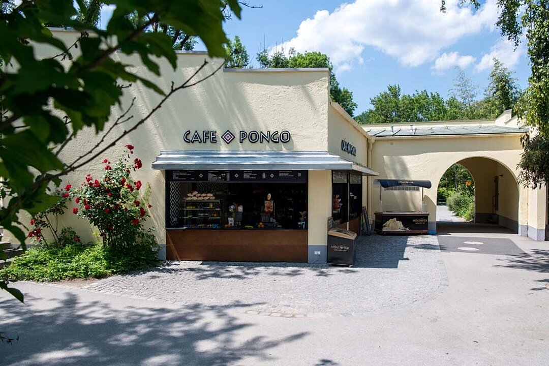 Blick auf den Außenbereich vom Café Pongo im Tierpark Hellabrunn.