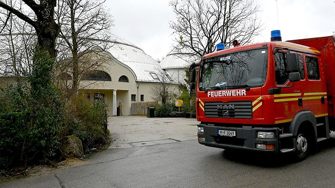 Feuerwehrwagen vor dem Elefantenhaus im Tierpark Hellabrunn 