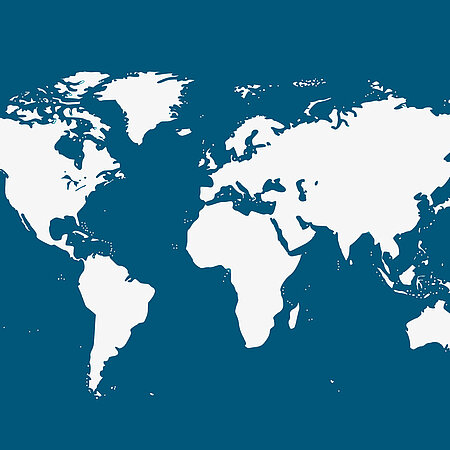 Eine Weltkarte in weiss-blau.