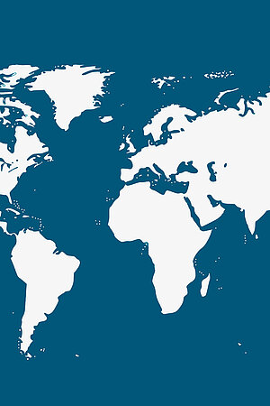 Weiße Weltkarte auf blauem Hintergrund