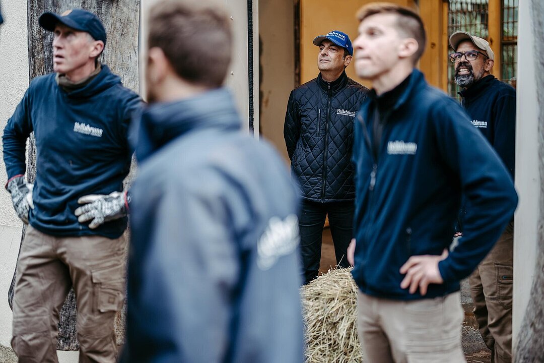 [Translate to English:] Das Tierpflegerteam mit Tierparkdirektor Rasem Baban.