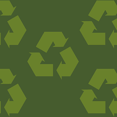 Das Recyclingsymbol auf grünem Hintergrund.