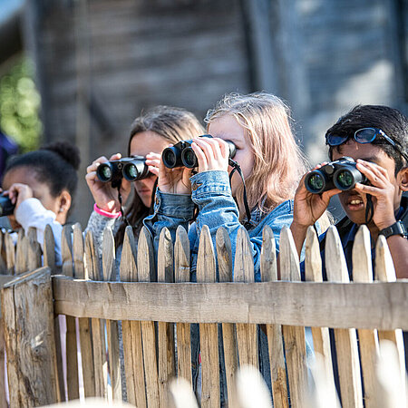 Schüler der Tierparkschule beobachten Tiere im Tierpark.