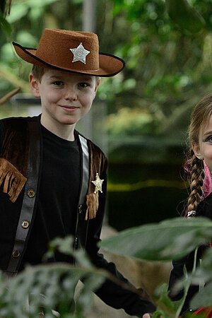 Zwei verkleidete Kinder.