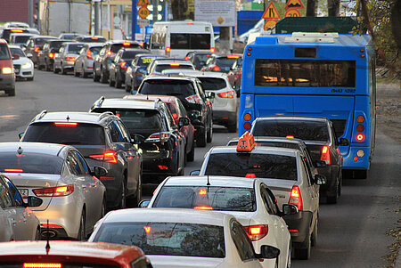 Eine Kolonne von Autos, die im Stau stehen.