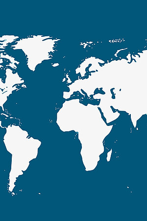 Eine weiße Weltkarte auf blauem Hintergrund.