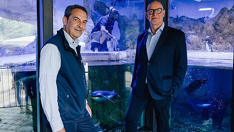 Tierparkdirektor Dr. h.c. Rasem Baban und Jörg Franzen, Geschäftsführer der Münchner Wohnen GmbH vor der Pinguin-Anlage der Hellabrunner Polarwelt