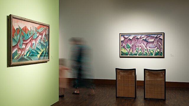 zwei Ausstellungsstücke aus dem Franz Marc Museum in Kochel am See