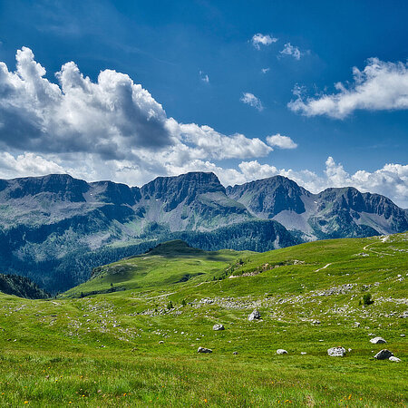 Ein Landschaftsbild von Bergen in Europa.