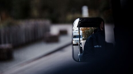 ein professioneller Tiertransport wird in Hellabrunn zum Ankunftsort in den richtigen Bereich begleitet