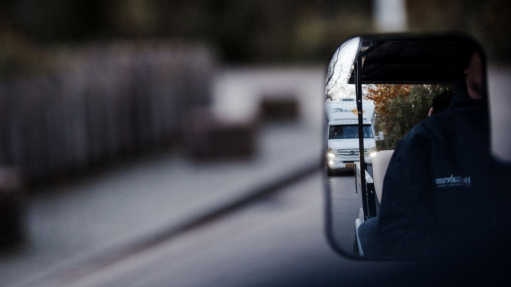 ein professioneller Tiertransport fährt langsam und begleitet durch Hellabrunn 