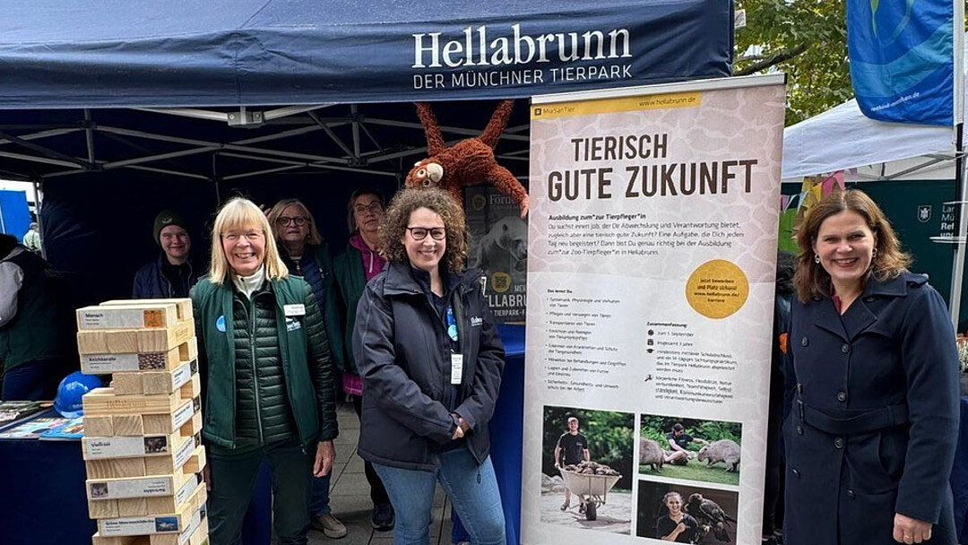 Verena Dietl, Aufsichtsratsvorsitzende und Bürgermeisterin der Stadt München, am Aktionsstand vom Tierpark