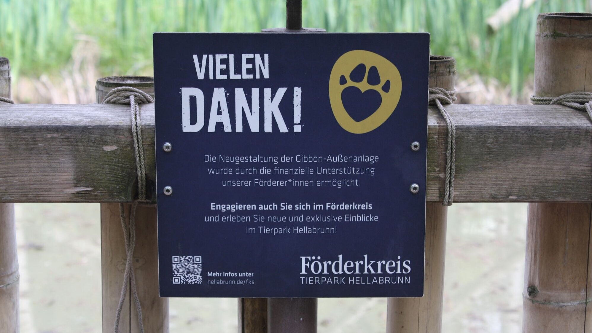Hinweisschild Projekt des Förderkreises in Hellabrunn 