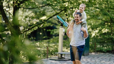 Familie beim Besuch im Tierpark Hellabrunn