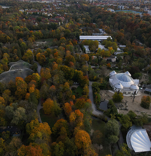 Eine Lufbildaufnahme vom Tierpark Hellabrunn, gut zu sehen ist das Elefantenhaus.