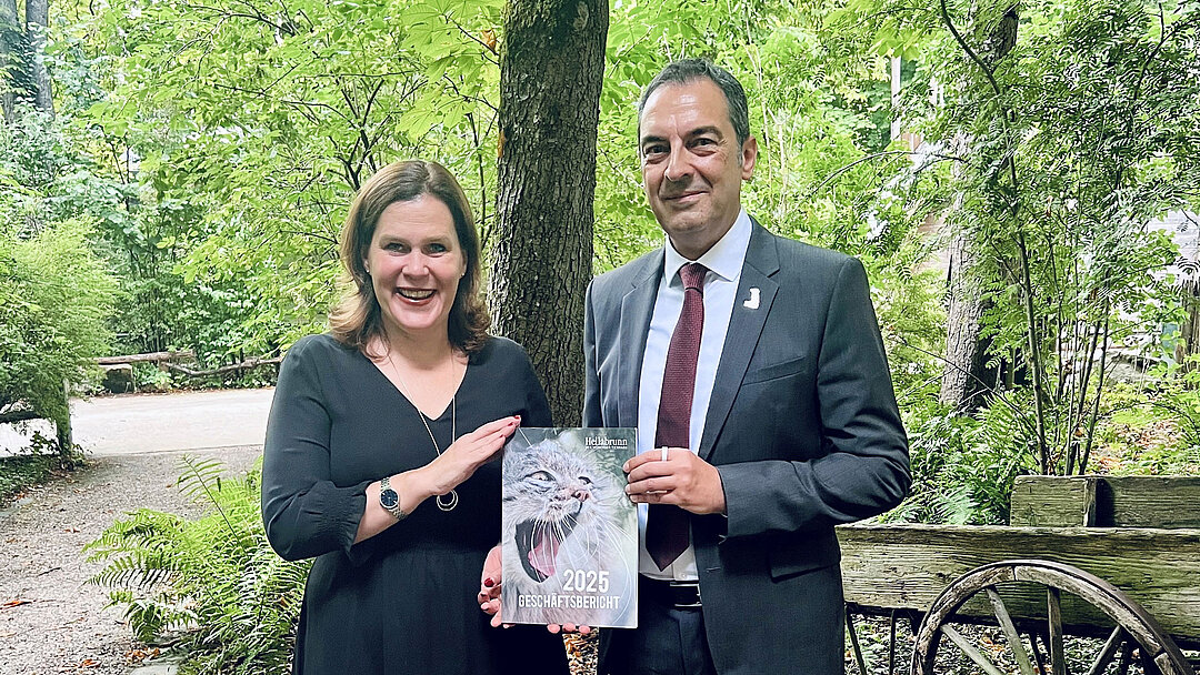 Verena Dietl, Aufsichtsratsvorsitzende und Bürgermeisterin, und Rasem Baban, Tierarkdirektor halten den Geschäftsbericht