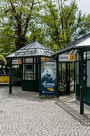 Zwei Kassenhäuser rechts sowie das Rolltor des Flamingo-Eingangs