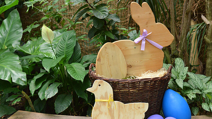 Drei Holzsilhouetten in Osterformen.