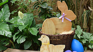 Drei Holzsilhouetten in Osterformen.