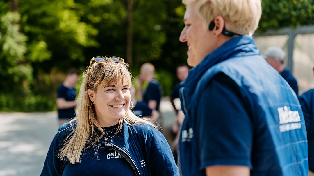 zwei Mitarbeiterinnen aus Hellabrunn im Gespräch